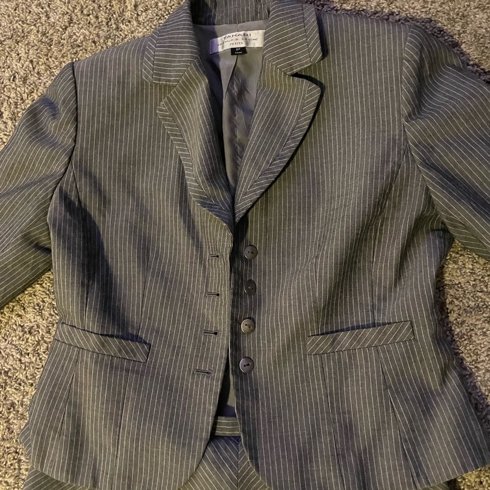 Beautiful Tahari Women’s Suit 2 piece